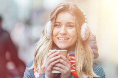 Gitmek için bir fincan kahve bayanla. Kahve ile kız