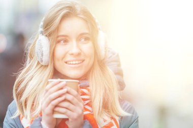 Gitmek için bir fincan kahve bayanla. Kahve ile kız