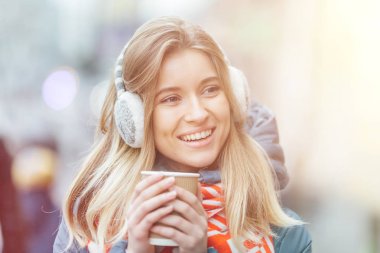 Gitmek için bir fincan kahve bayanla. Kahve ile kız