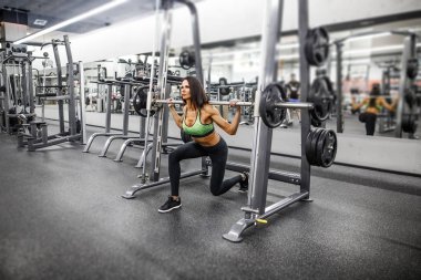 spor salonunda kadın