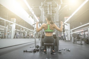 spor salonunda kadın
