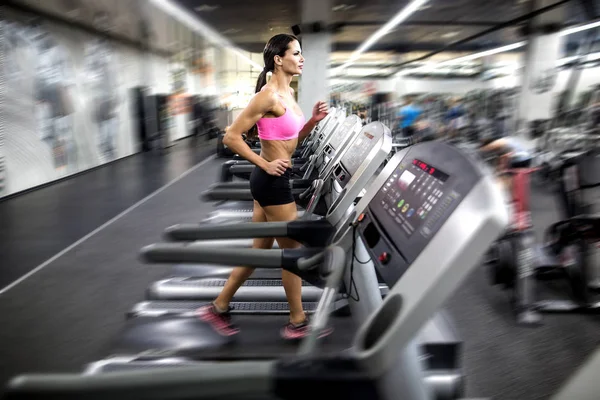 Vrouw in gym — Stockfoto