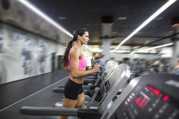 Vrouw in gym — Stockfoto