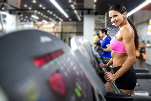 Vrouw in gym — Stockfoto