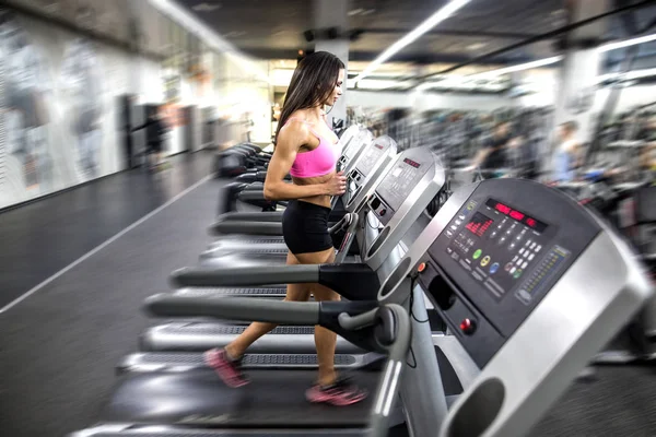 Vrouw in gym — Stockfoto