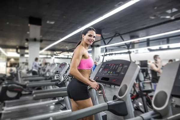 Spor salonundaki fitness kadını — Stok fotoğraf