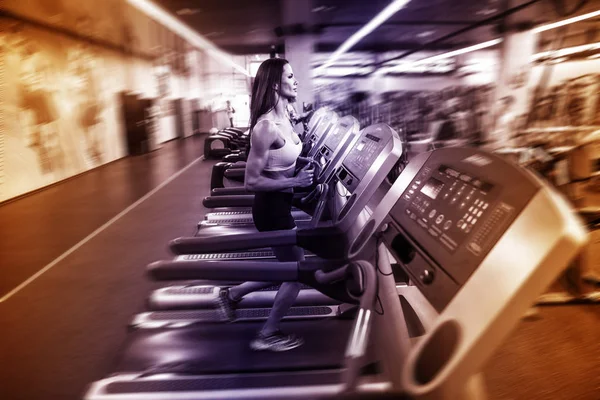 Vrouw in gym — Stockfoto