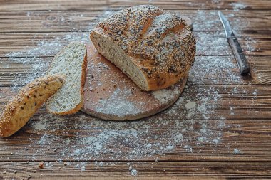 Taze ekmek dilimi ve kesme tahtası