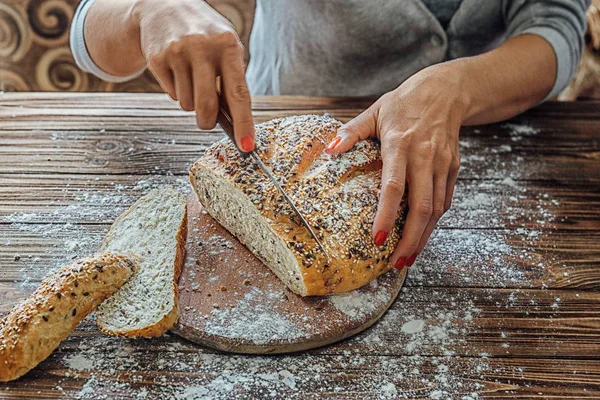 신선한 빵을 슬라이스 하는 여성 손 스톡 사진