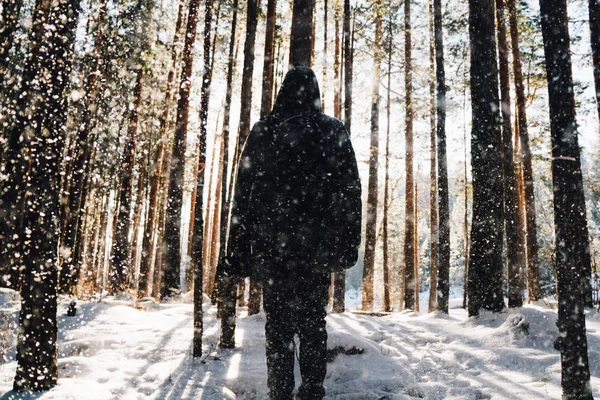 太陽の下で雪が降る男の後ろに — ストック写真