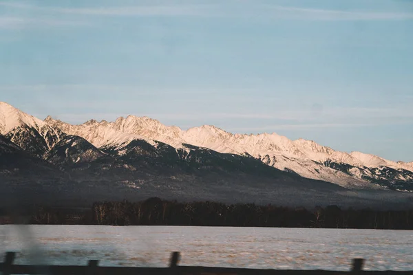 Montanhas com picos de neve — Fotografia de Stock