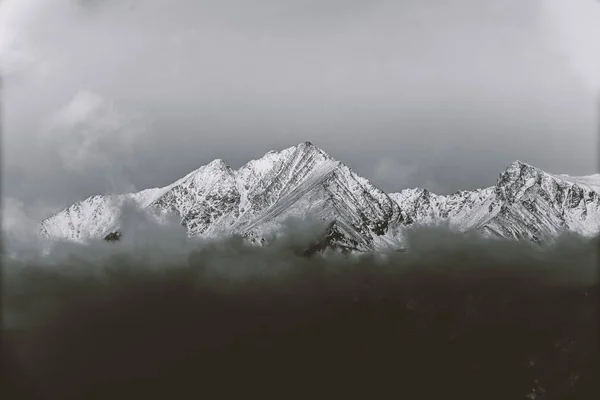 Montanhas pretas e brancas no inverno — Fotografia de Stock