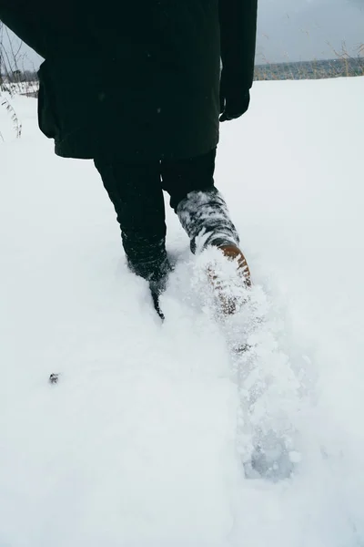Chico Caminando Través Nieve —  Fotos de Stock
