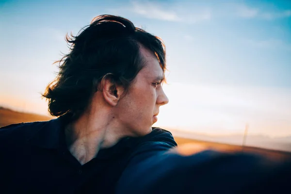 Tipo Con Pelo Largo Caminando Través Desierto Puesta Del Sol — Foto de Stock