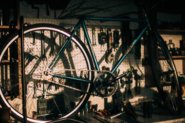 Gün batımının ışığıyla bisiklet atölyesi