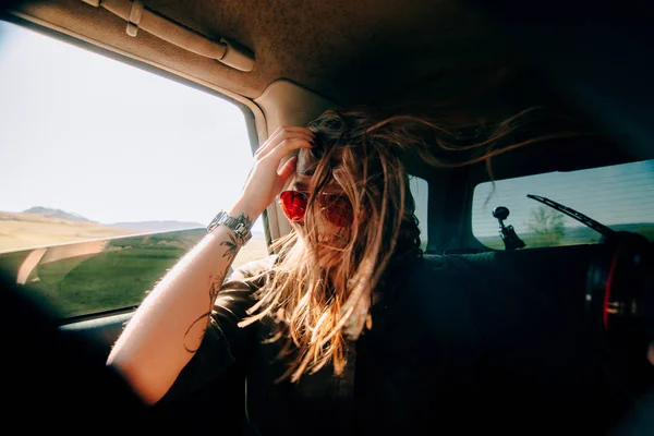 Rousse Fille Sur Siège Arrière Une Voiture — Photo