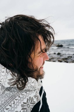 Baykal Gölü yakınındaki adam.