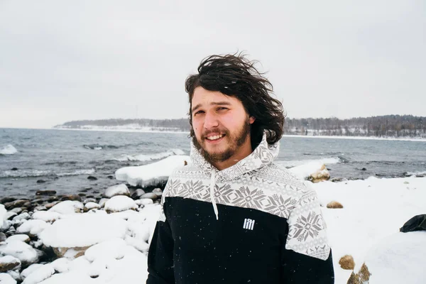 Cara Com Cabelo Encaracolado Preto Perto Lago Baikal Inverno — Fotografia de Stock