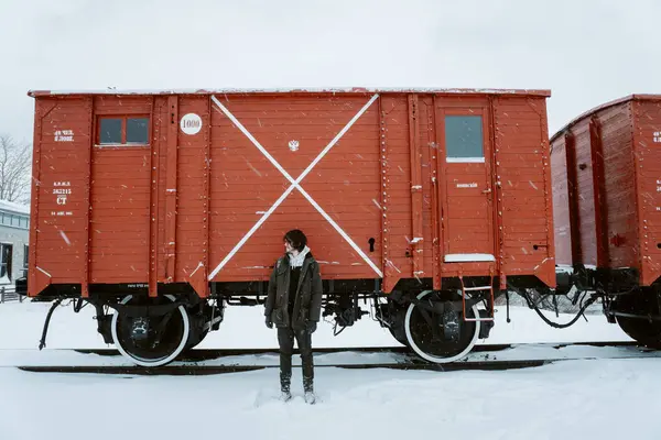 Хлопець Біля Залізничного Вагона Взимку — стокове фото