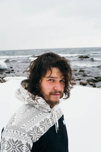 Cara Com Cabelo Encaracolado Preto Perto Lago Baikal Inverno — Fotografia de Stock