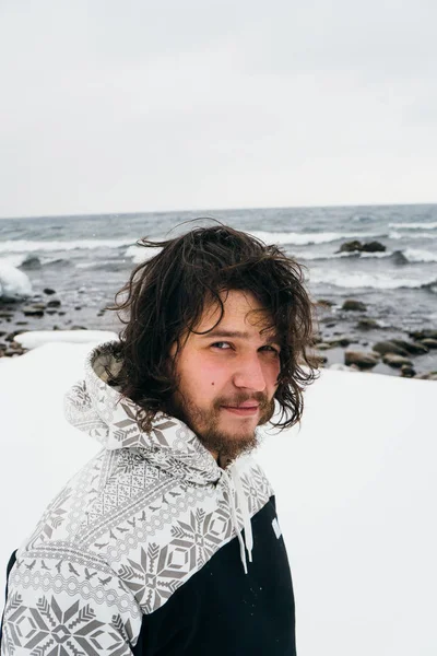 Gars Aux Cheveux Bouclés Noirs Près Lac Baïkal Hiver — Photo