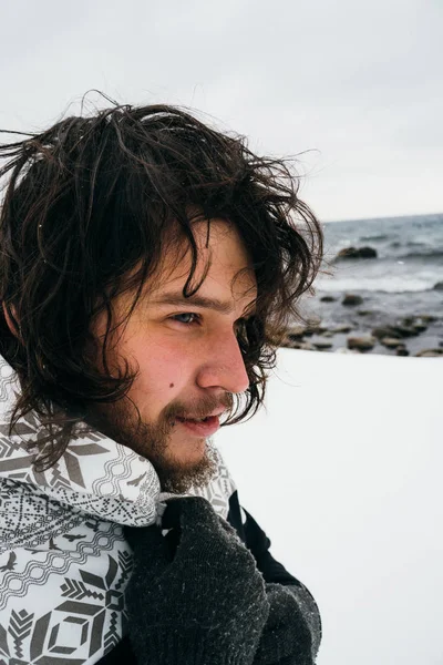 Cara Com Cabelo Encaracolado Preto Perto Lago Baikal Inverno — Fotografia de Stock