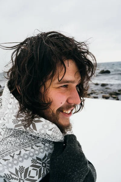 Kışın Baykal Gölü yakınlarında siyah kıvırcık saçlı bir adam.