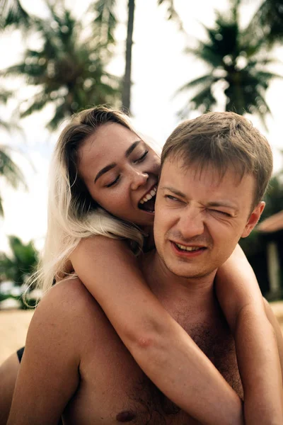 Beyaz çift Vietnam 'da tatilde.