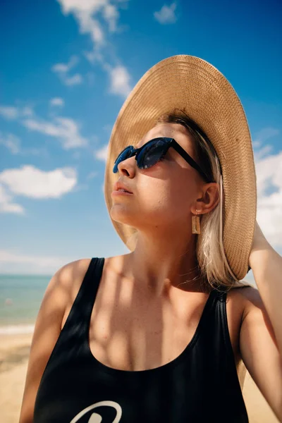 Vietnam 'da bir plajda şapkalı sarışın bir kız.