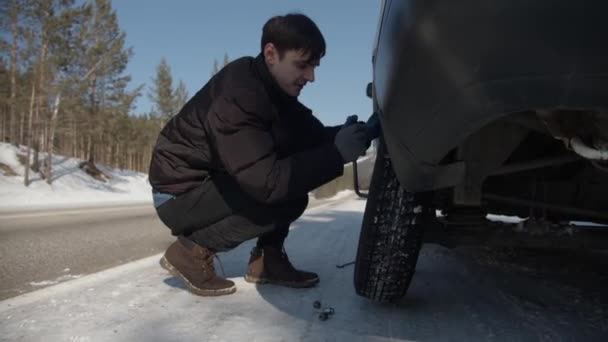 Gars Changer Une Roue Voiture Sur Une Route Journée Ensoleillée — Video