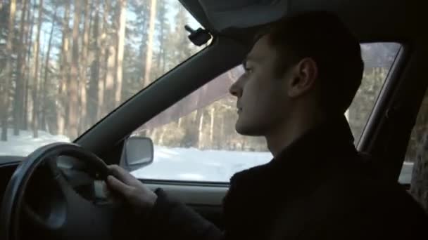 Tipo Conduciendo Coche Través Bosque Siberia — Vídeo de stock