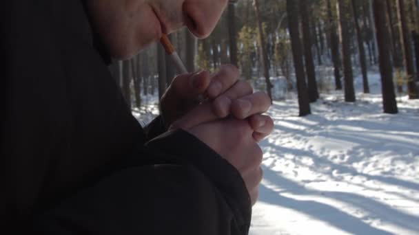 Egy Srác Cigarettázik Egy Erdőben Szibériában — Stock videók