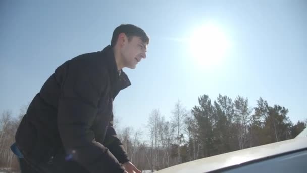 Gars Réparer Une Voiture Sous Capot Dans Journée Ensoleillée Hiver — Video