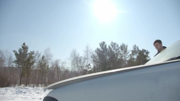 Cara Consertando Carro Sob Capuz Dia Ensolarado Inverno — Vídeo de Stock
