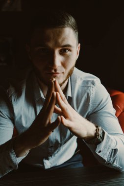 Klasik gömlekli, sakallı, yakışıklı bir adamın portresi.