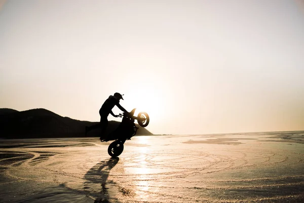 Stunt Rider Ridin Uma Roda Traseira Motocicleta — Fotografia de Stock