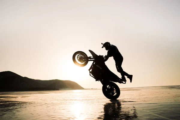 Stunt Rider Ridin Uma Roda Traseira Motocicleta — Fotografia de Stock
