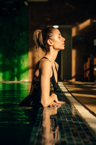 Flaco Chica Lado Una Piscina Cubierta Puesta Del Sol — Foto de Stock