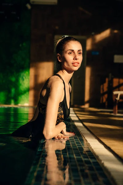 Mager Meisje Een Kant Van Een Overdekt Zwembad Zonsondergang — Stockfoto