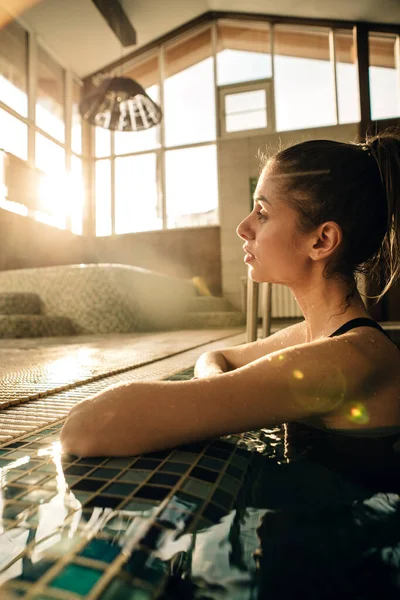 Flaco Chica Lado Una Piscina Cubierta Puesta Del Sol — Foto de Stock