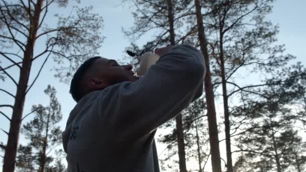 Guapo Barbudo Bebiendo Agitador Bosque Susnet — Vídeos de Stock