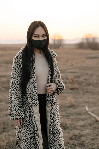 Asiático Moda Chica Usando Negro Viral Máscara Leopardo Abrigo Caminando — Foto de Stock