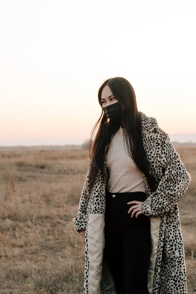 Moda Asiático Chica Usando Leopardo Abrigo Negro Viral Máscara Caminando — Foto de Stock