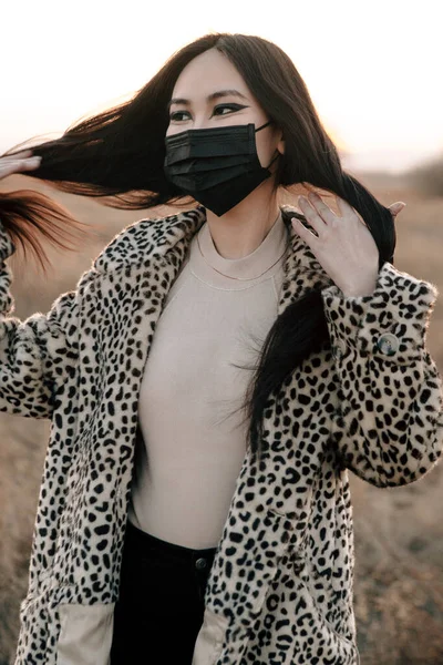 Asiático Moda Chica Usando Negro Viral Máscara Leopardo Abrigo Caminando — Foto de Stock