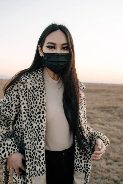 Asiático Moda Chica Usando Negro Viral Máscara Leopardo Abrigo Caminando — Foto de Stock