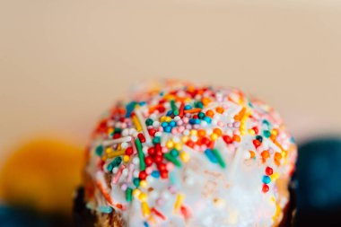 Tabakta renkli yumurta ve Paskalya pastası