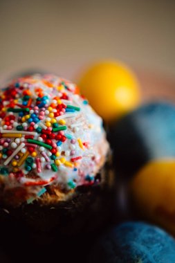 Tabakta renkli yumurta ve Paskalya pastası