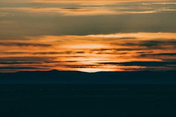 Kışın Baykal Gölü 'nde gün batımı 