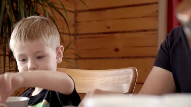 Zabawny Chłopczyk Jedzący Śniadanie Drewnianej Jadalni Syberii Ojcem — Wideo stockowe