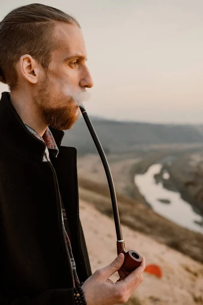 Longo Cabelo Barbudo Hipster Fumar Cachimbo Por Sol — Fotografia de Stock